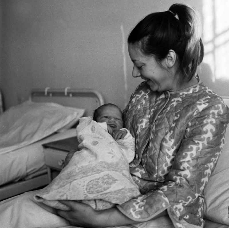 Mutter Karin Franz mit ihrer neugeborenen Tochter Petra auf der Wochen- und Neugeborenenstation der Berliner Charité.  Petra Franz kam um 01.3
