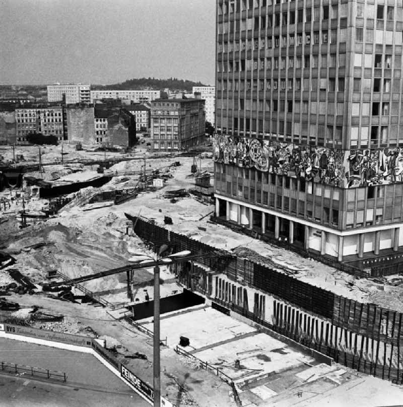 Eine Großbaustelle mit Baumaschinen am Alexanderplatz. Rechts ist das Haus des Lehrers mit dem Wandrelief zu sehen. Auch die verlaufende U-Bahn und die U-Bahnstation am Alexanderplatz wird erneuert. Mit der Gestaltung der Mitte in den 1960 und 197