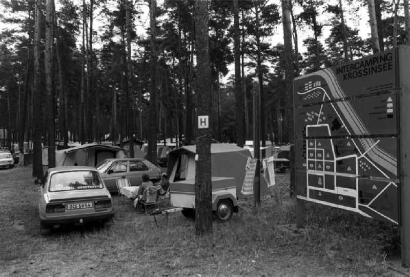 Urlauber aus der Tschechoslowakei sitzen zusammen am aufgebautem Zelt mit Autos vom Typ Skoda 1