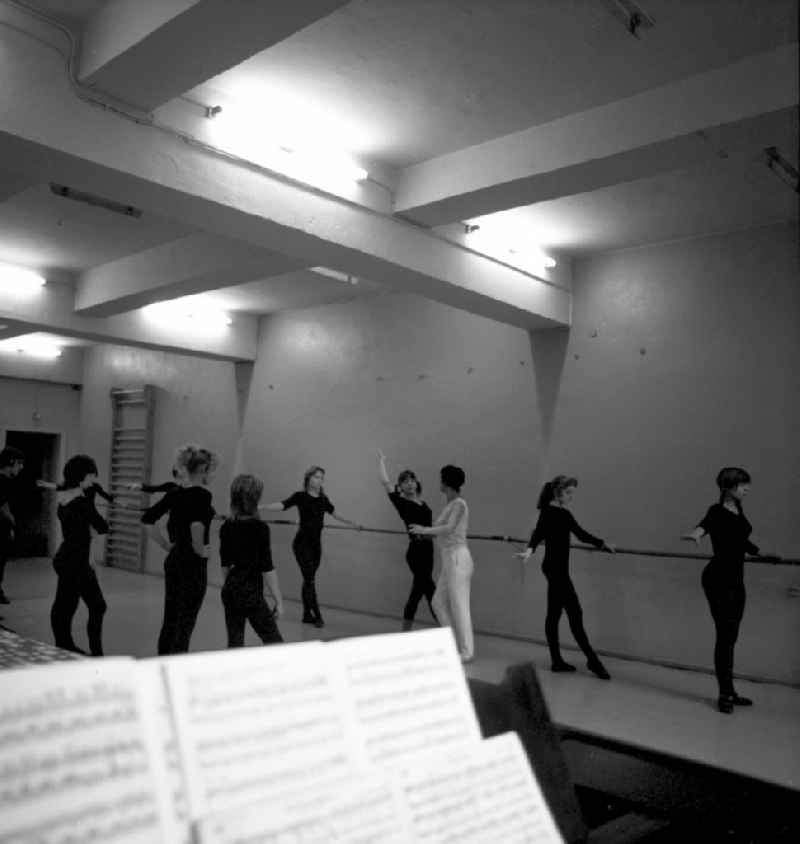 View of musical notes on young people during ballet lessons in the state artist school of the GDR. Up to the twelfth school year, the pupils were or are being prepared for their artist examination