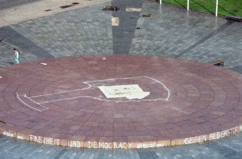Blick auf den Leninplatz. Mit dem Spruch 'Freiheit und Democracy Brecht 1947' am rotem Sockel mit 26 Meter Durchmesser auf dem das 19 Meter hohe Lenin-Denkmal Stand. Der heutige Name lautet Platz der Vereinten Nationen. Heute steht an dieser Stelle ein Springbrunnen.