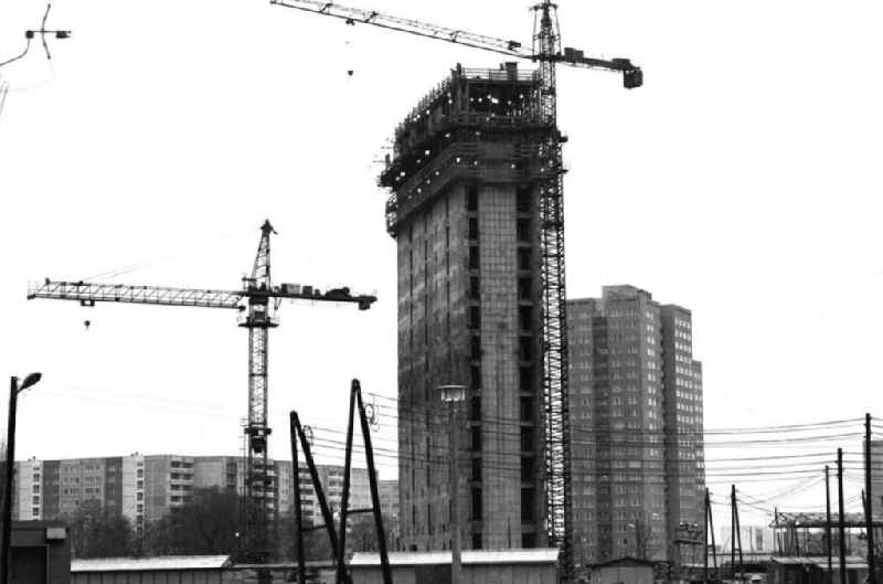Blick auf die Baustelle des Gleitturm /  Neubau Hochhaus an der Leninallee / Leninplatz in Berlin-Friedrichshain. Kräne stehen daneben.