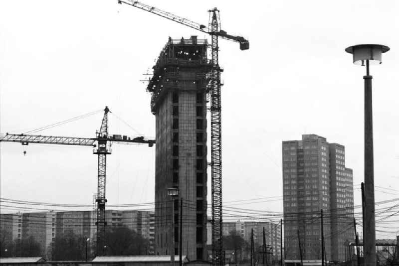 Blick auf die Baustelle des Gleitturm /  Neubau Hochhaus an der Leninallee / Leninplatz in Berlin-Friedrichshain. Kräne stehen daneben.