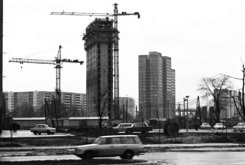 Blick auf die Baustelle des Gleitturm /  Neubau Hochhaus an der Leninallee / Leninplatz in Berlin-Friedrichshain. Kräne stehen daneben ein Auto / Wartburg Kombi fährt auf Straße.