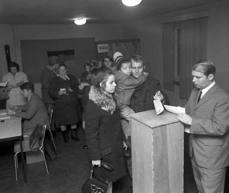 Citizens eligible to vote at a polling station on election day Volkskammer - Parlament in the district Prenzlauer Berg in Berlin Eastberlin on the territory of the former GDR, German Democratic Republic