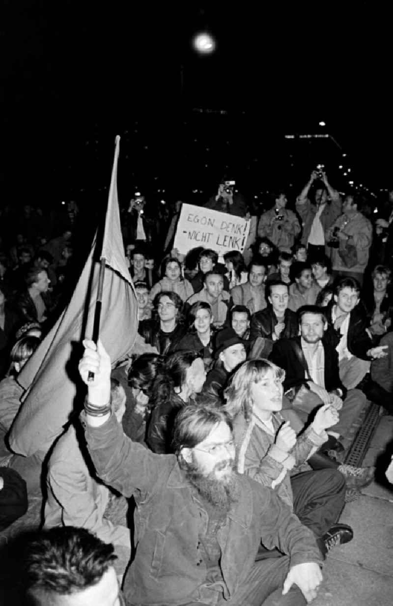 Teilnehmer einer Demonstration für mehr Demokratie protestieren vor dem Palast der Republik gegen die Wahl von Egon Krenz, Domonstranten sitzen zusammen auf dem Boden und rufen Parolen. Der war am 18. Oktober zum Nachfolger von Erich Honecker als Generalsekretär des ZK der SED gewählt worden. Seit dem 4