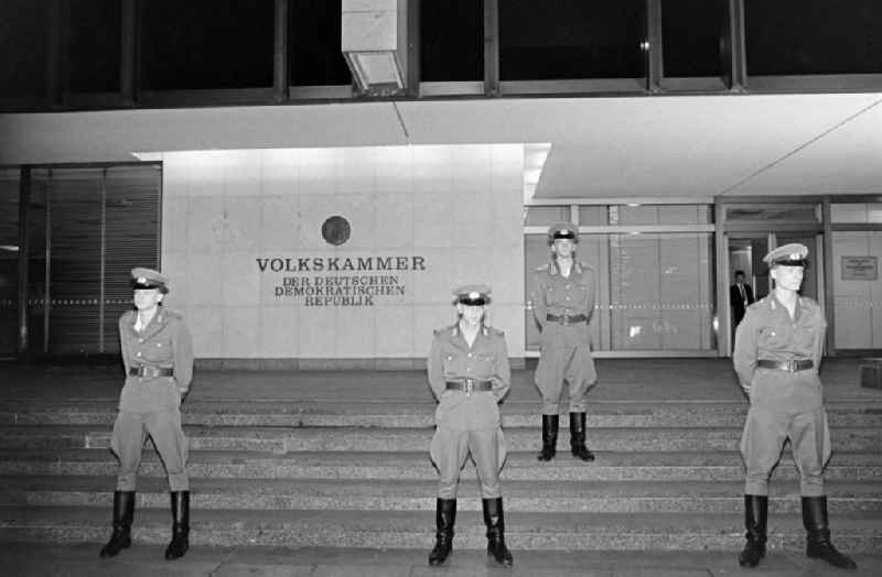 Polizisten schirmen die Volkskammer der DDR im Palast der Republik in Berlin gegen Teilnehmer einer Demonstration für mehr Demokratie ab. Seit dem 4