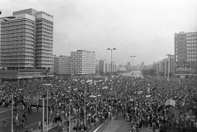 Final rally on the Alex in front of the house of travel ' Haus des Reisens' (l). On 4 November 1989 came on the Alexanderplatz in Berlin with about a million subscribers to the largest demonstration in the history of the GDR