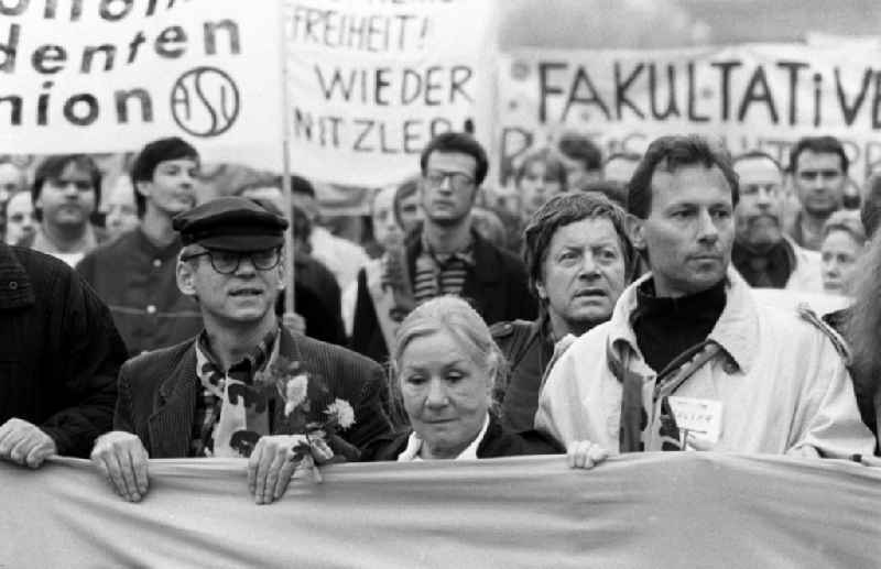 Die Berliner Schauspielerin Käthe Reichel (M) trägt mit an einem Plakat mit politischen Forderungen. Berlin erlebt am