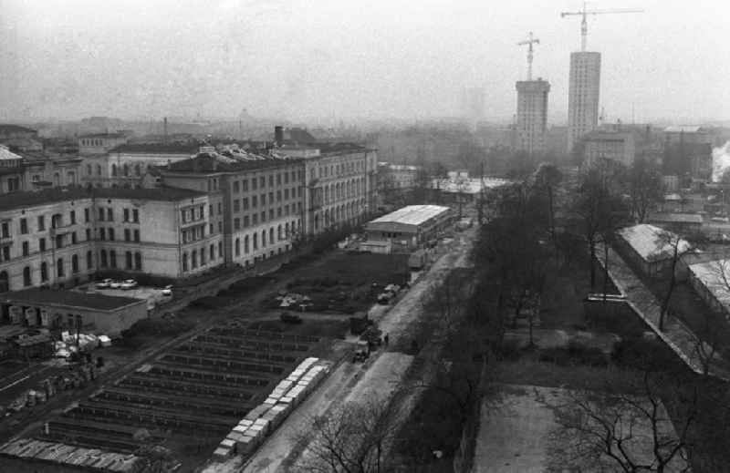 Blick auf den Bauplatz / die Baustelle der Charité Universitätskrankenhaus am Robert Koch Platz.