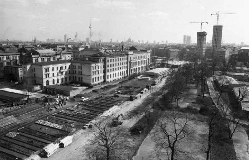 Blick auf den Bauplatz / die Baustelle der Charité Universitätskrankenhaus am Robert Koch Platz mit dem Berliner Fernsehturm im Hintergrund.