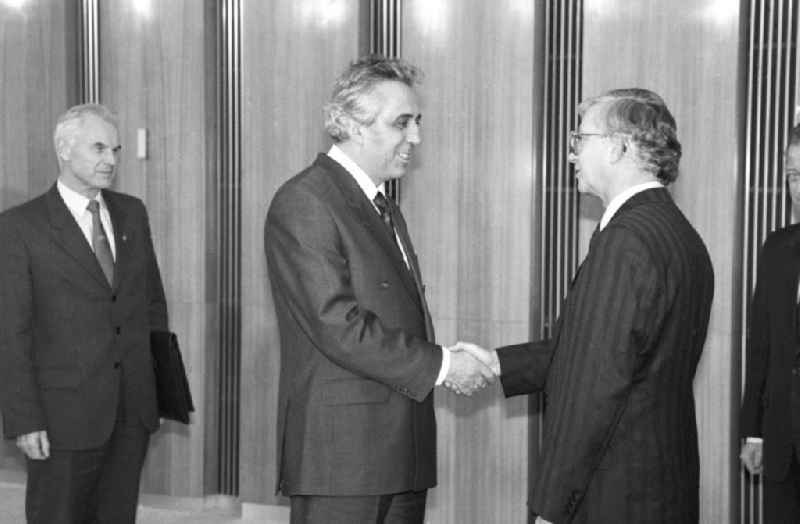Hans Modrow (links), letzter Ministerpräsident der DDR, Egon Krenz (Mitte), letzter SED-Generalsekretär und Staatsratsvorsitzender der DDR, empfängt Rudolf Seiters (rechts), Bundesminister für besondere Aufgaben und Chef des Bundeskanzleramt der BRD, im Staatsrat.