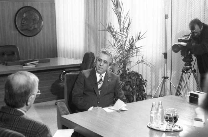 Egon Krenz (rechts), letzter SED-Generalsekretär und Staatsratsvorsitzender der DDR, und Fritz Pleitgen (links, Rückansicht), damaliger WDR-Chefredakteur, beim Interview.