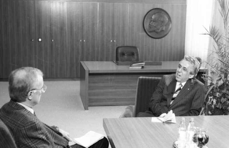 Egon Krenz (rechts), letzter SED-Generalsekretär und Staatsratsvorsitzender der DDR, und Fritz Pleitgen (links, Rückansicht), damaliger WDR-Chefredakteur, beim Interview.