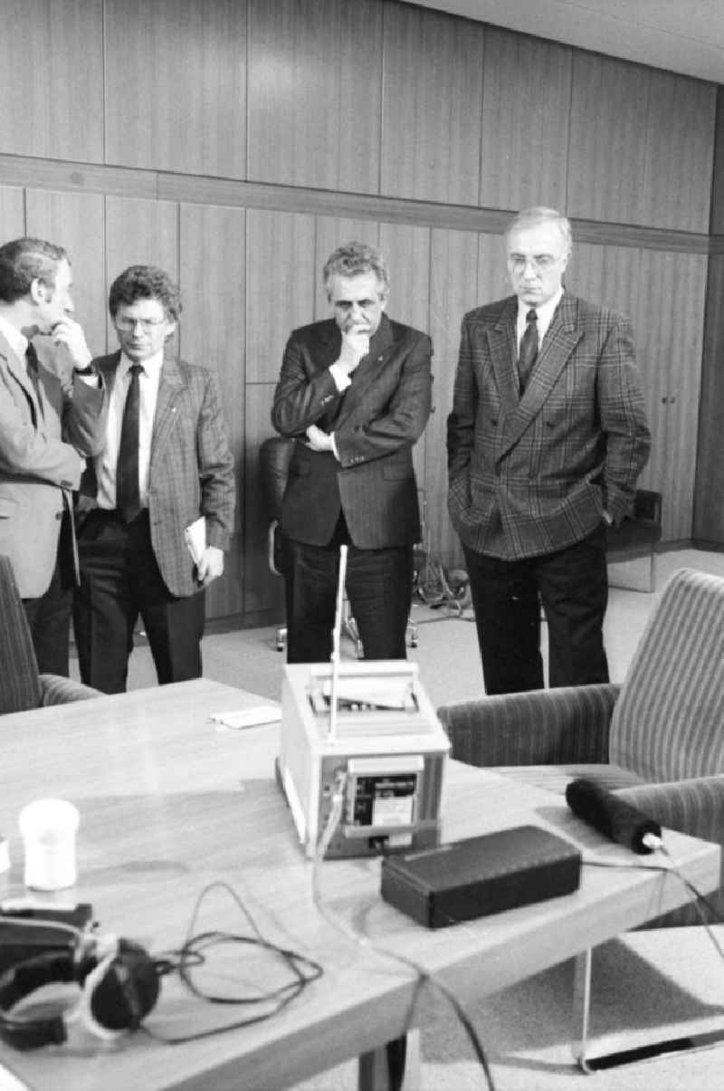 Egon Krenz (2.v.r.), letzter SED-Generalsekretär und Staatsratsvorsitzender der DDR, und Fritz Pleitgen (r), damaliger WDR-Chefredakteur, sichten das Bildmaterial vom gerade durchgeführten Interview.