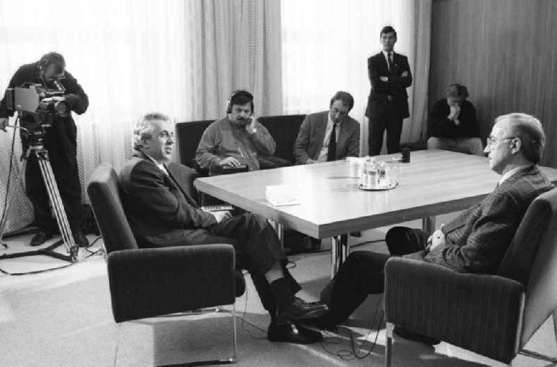 Egon Krenz (links), letzter SED-Generalsekretär und Staatsratsvorsitzender der DDR, und Fritz Pleitgen (rechts), damaliger WDR-Chefredakteur, beim Interview.