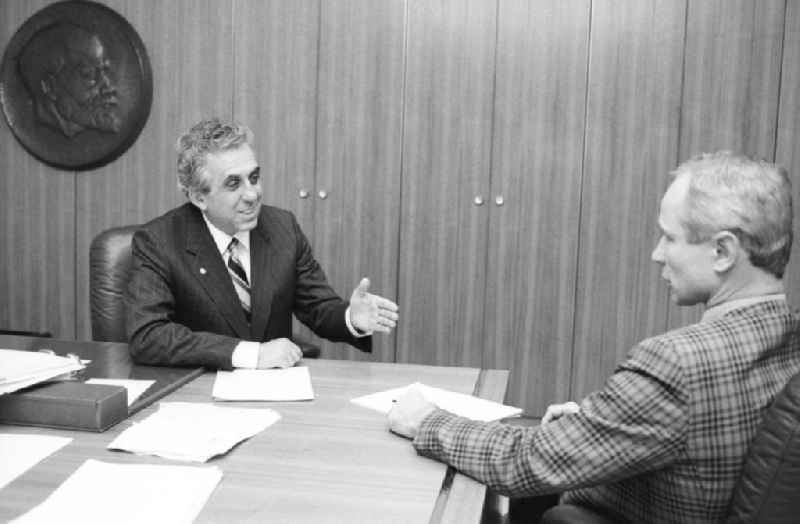 Egon Krenz (l), letzter SED-Generalsekretär und Staatsratsvorsitzender der DDR, und Wolfgang Spickermann, damaliger ND-Chefredakteur, (r, Rückansicht), beim Interview.