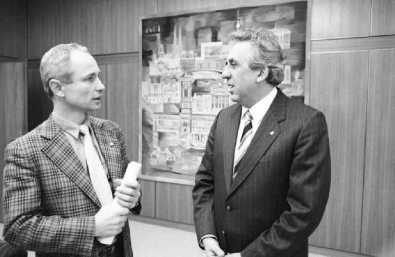 Egon Krenz (rechts), letzter SED-Generalsekretär und Staatsratsvorsitzender der DDR, und Wolfgang Spickermann, damaliger ND-Chefredakteur, (links), im Gespräch nach einem  Interview.