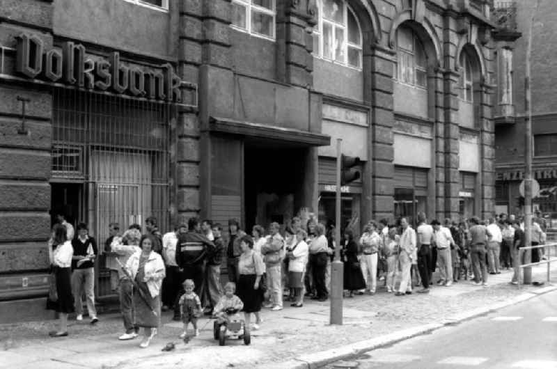 DDR-Bürger stehen vor einer Volksbank Schlange, um sich die neue D-Mark auszahlen zu lassen, die seit Inkrafttreten der Wirtschafts- und Währungs- und Sozialunion an diesem Tag die DDR-Mark ablöste.