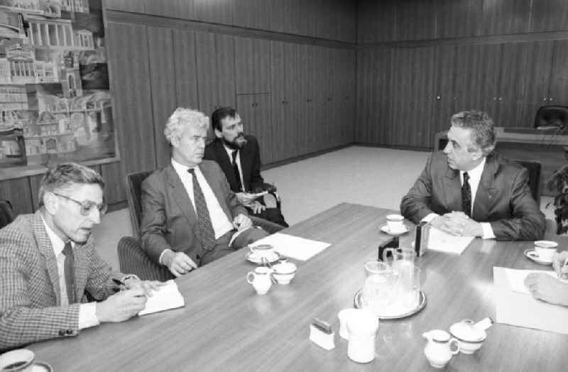 Egon Krenz (rechts), letzter SED-Generalsekretär und Staatsratsvorsitzender der DDR, beim Interview mit Redakteuren der Financial Times Großbritannien.