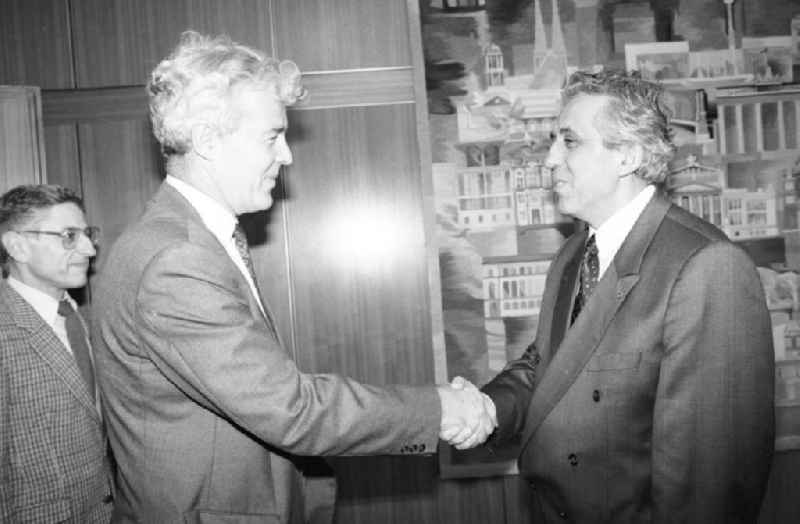 Egon Krenz (rechts), letzter SED-Generalsekretär und Staatsratsvorsitzender der DDR, verabschiedet Redakteur der Financial Times Großbritannien nach dem Interview.