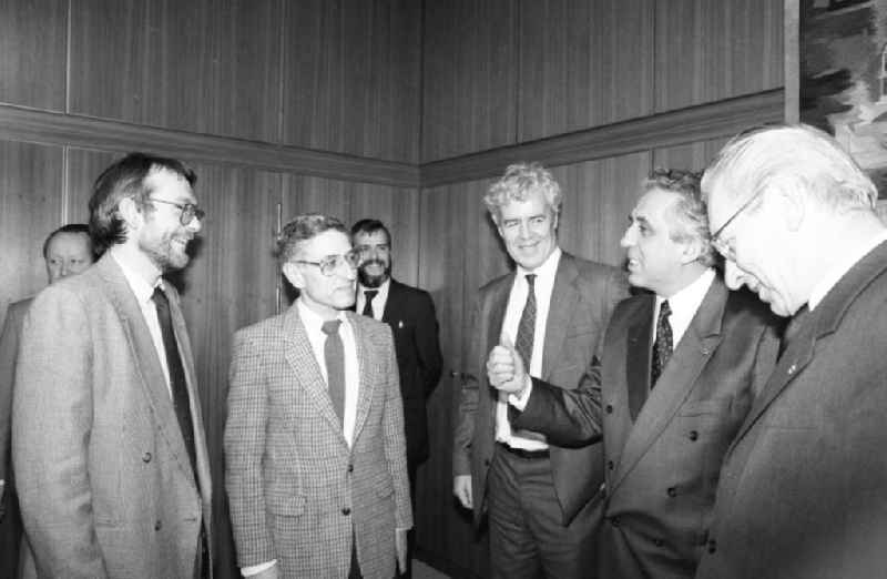 Egon Krenz (rechts), letzter SED-Generalsekretär und Staatsratsvorsitzender der DDR, im Gespräch mit Redakteuren der Financial Times Großbritannien nach dem Interview.