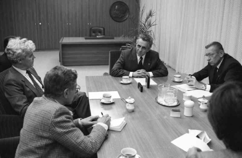 Egon Krenz (mitte), letzter SED-Generalsekretär und Staatsratsvorsitzender der DDR, beim Interview mit Redakteuren der Financial Times Großbritannien.