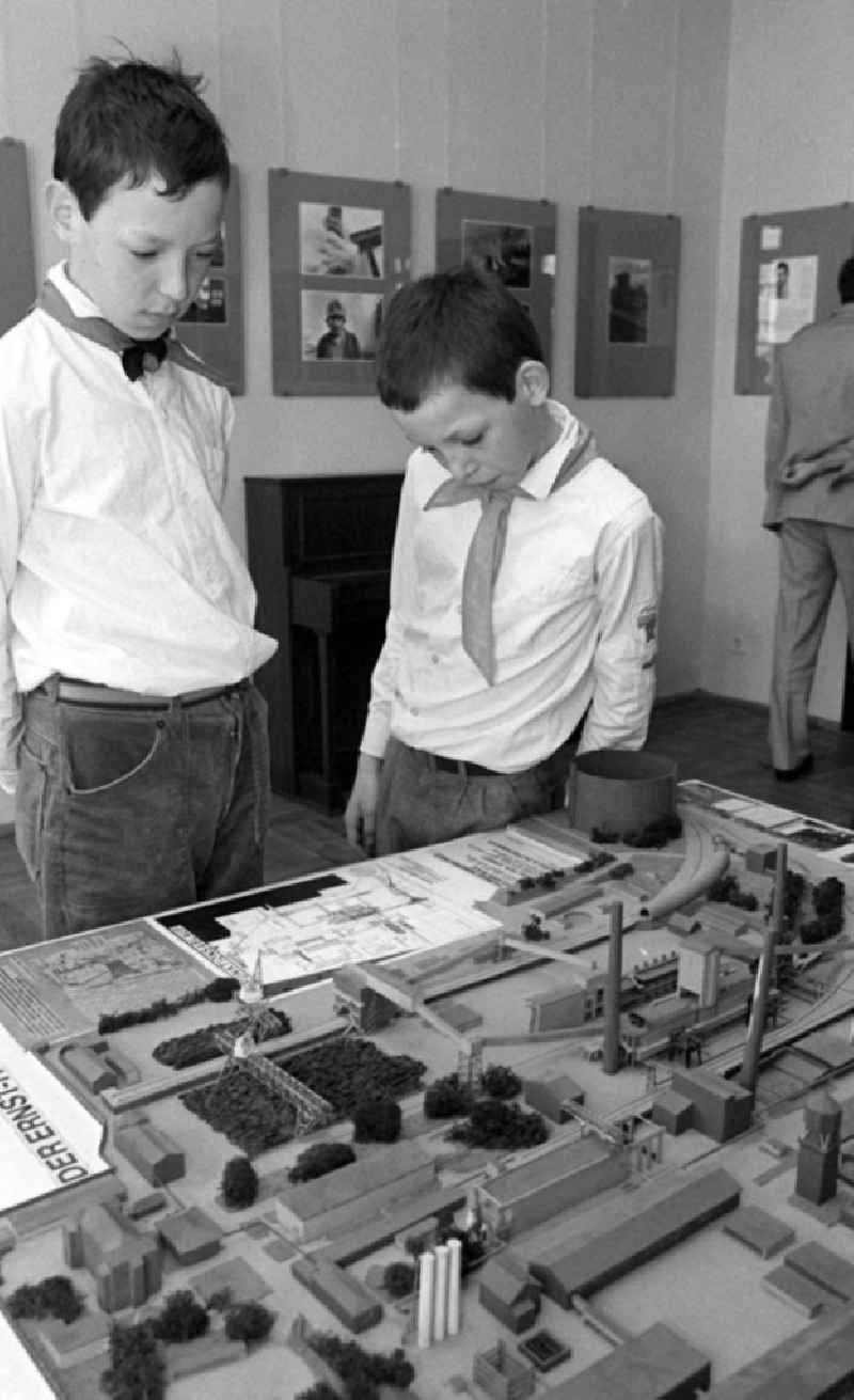 Zwei Junge Pioniere (JP) betrachten im neuentstandenen Thälmann-Park ein Modell. Der Ernst-Thälmann-Park entstand in den 8