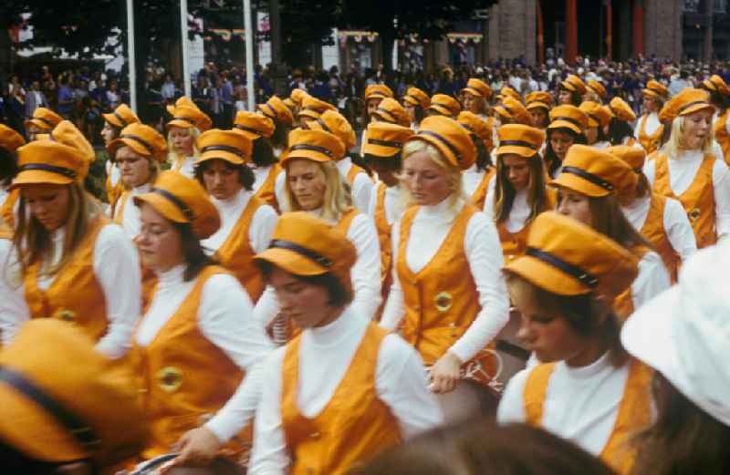 Musikkapelle / Trommel-Kapelle bestehend aus jungen Frauen präsentiert sich beim Festumzug auf der Karl-Marx-Allee anlässlich der 10. Weltfestspiele der Jugend und Studenten. Die Mädchen tragen Uniformen und typische Haarschnitte der 7