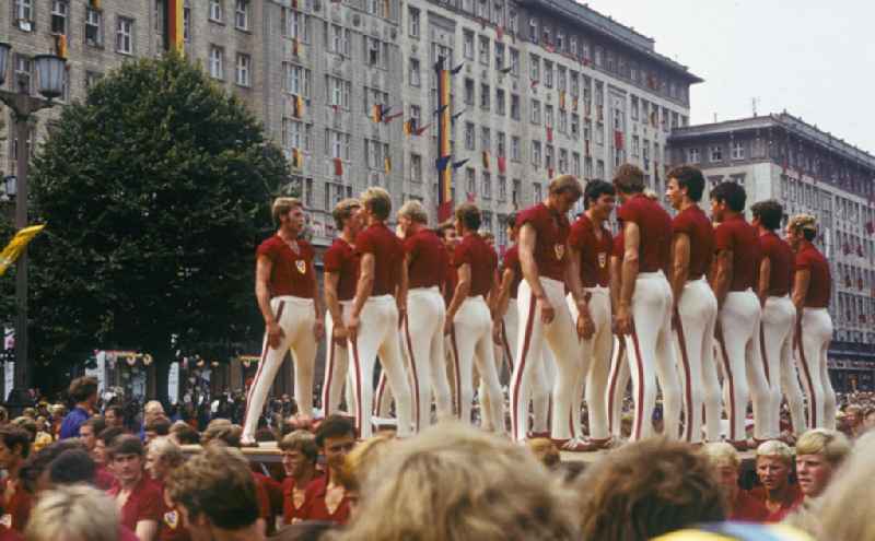 Sportler präsentieren sich beim Festumzug auf der Karl-Marx-Allee anlässlich der 1