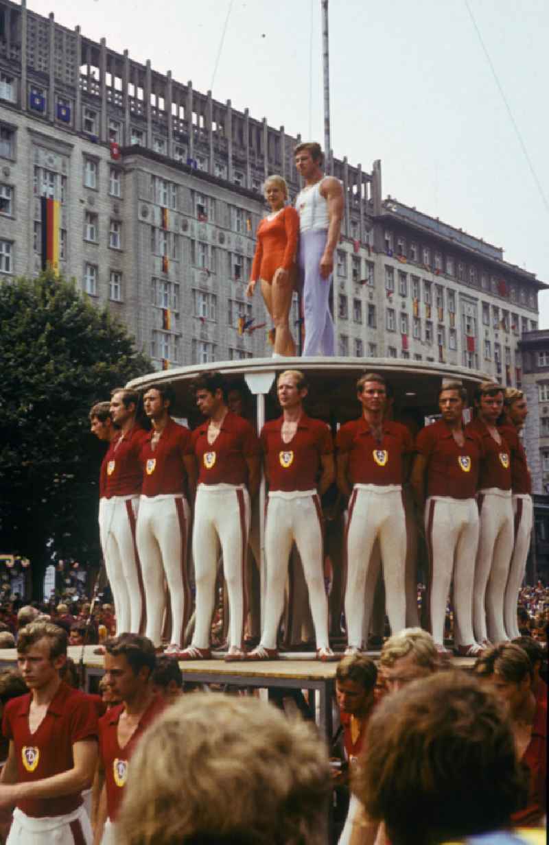 Sportler präsentieren sich beim Festumzug auf der Karl-Marx-Allee anlässlich der 1