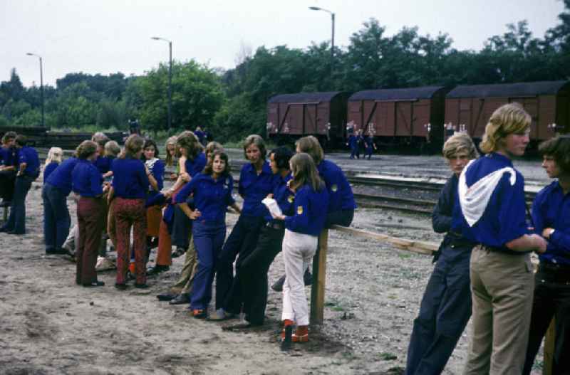 Teilnehmer / FDJler mit FDJ-Hemden bekleidet, warten am Bahnhof während der Rückreise, anlässlich der 1