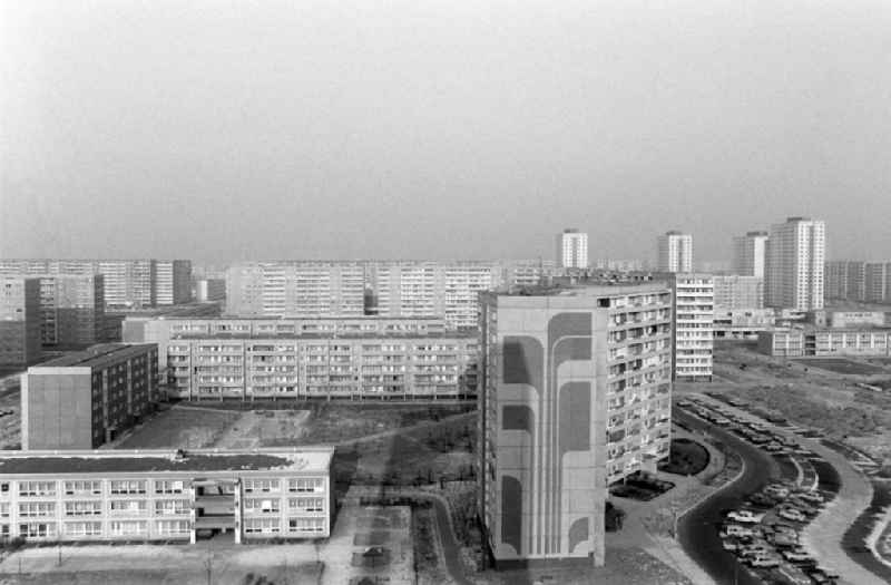 Blick auf das Neubaugebiet Marzahn in Ost-Berlin. Vor allem an der Peripherie der Großstädte wurden mit Beginn der 197