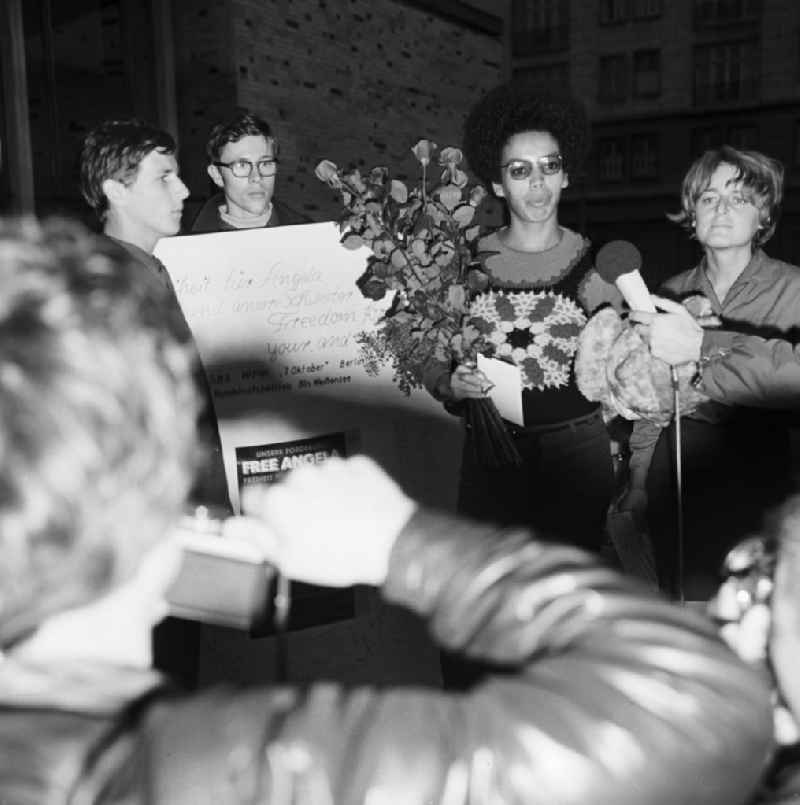 Fania Davis aus den USA wird von Jugendlichen aus Berliner Schulen im Kino Kosmos begrüßt. Sie dankt für die Solidarität mit ihrer Tochter Angela  Davis. Die war 197