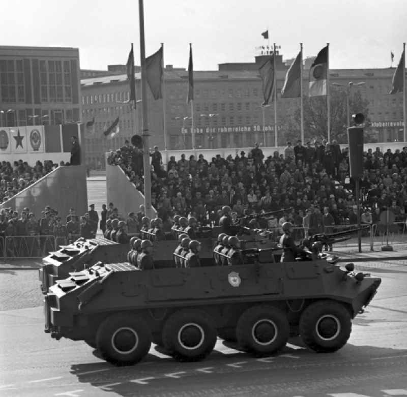 Schützenpanzer der Sowjetarmee rollen über den Marx-Engels-Platz. Sie nehmen an der Militärparade zum 5