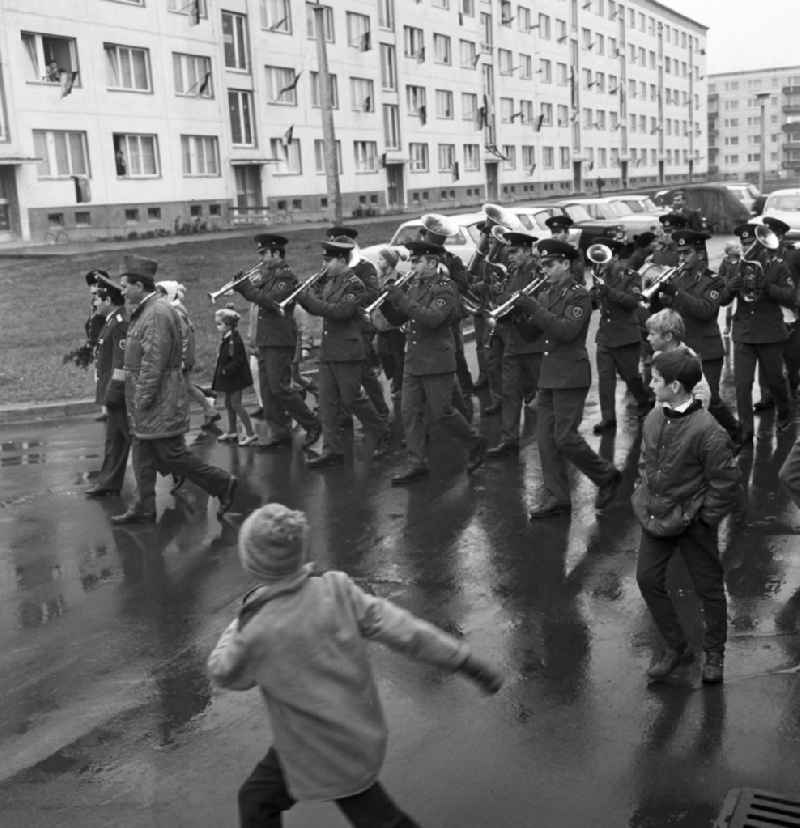 Eine sowjetische Militärkapelle macht Stimmung in einem Berliner Neubaugebiet. An diesem Tag finden Wahlen zur Volkskammer der DDR und zu den Bezirkstagen bzw. der Stadtverordnetenversammlung von Groß-Berlin statt.