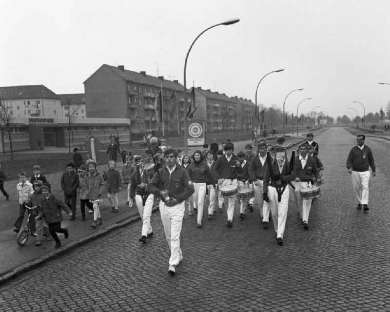 Eine jugendliche Marschkapelle macht Stimmung in einem Berliner Neubaugebiet. An diesem Tag finden Wahlen zur Volkskammer der DDR und zu den Bezirkstagen bzw. der Stadtverordnetenversammlung von Groß-Berlin statt.