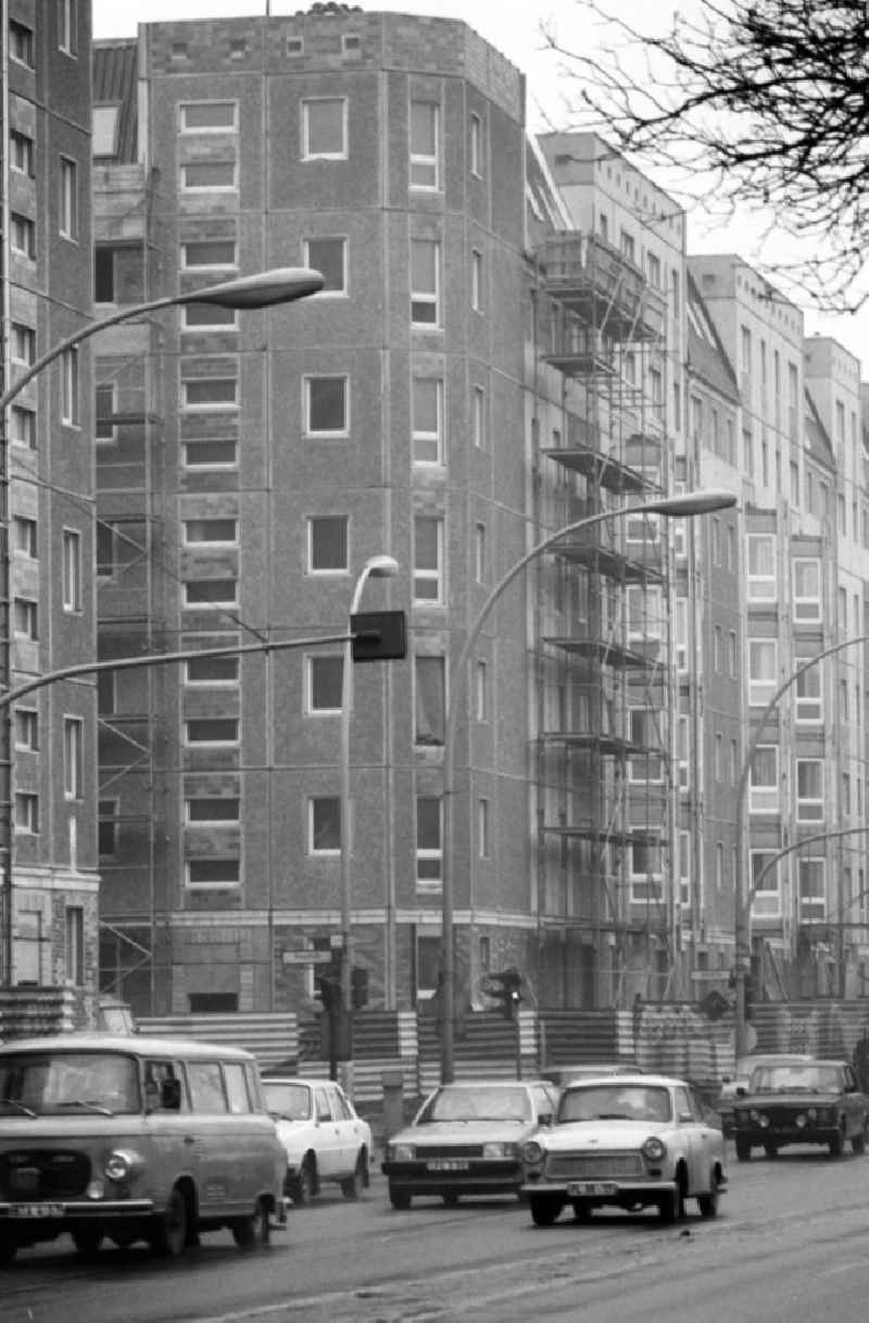 In der Stralauer Allee am Berliner Osthafen stehen Neubaublocks mit Wohnungen vor der Fertigstellung. Das Wohnungsbauprogramm der DDR wurde vom Zentralkomitee der SED auf seiner 10. Tagung am 2. Oktober 1973 beschlossen. Es sollte die Wohnungsfrage als sozialpolitisches Problem in der DDR von 1976 bis 1990 lösen. Nach großen Plattenbausiedlungen in den Außenbezirken der Städte wendet man sich in den 8
