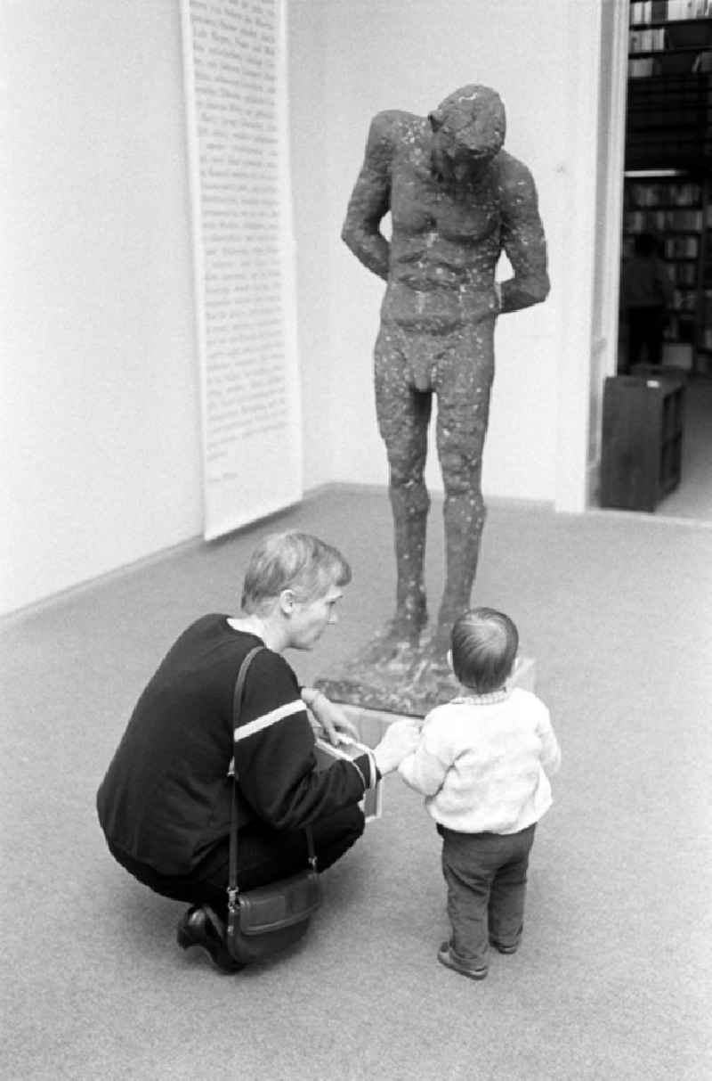 Mutter mit Kind beim Betrachten einer Skulptur im Club der Kulturschaffenden 'Johannes R. Becher'. In dem Klub im Haus des Kulturbundes der DDR findet eine der Veranstaltungen des 'Tags der Künste' statt.