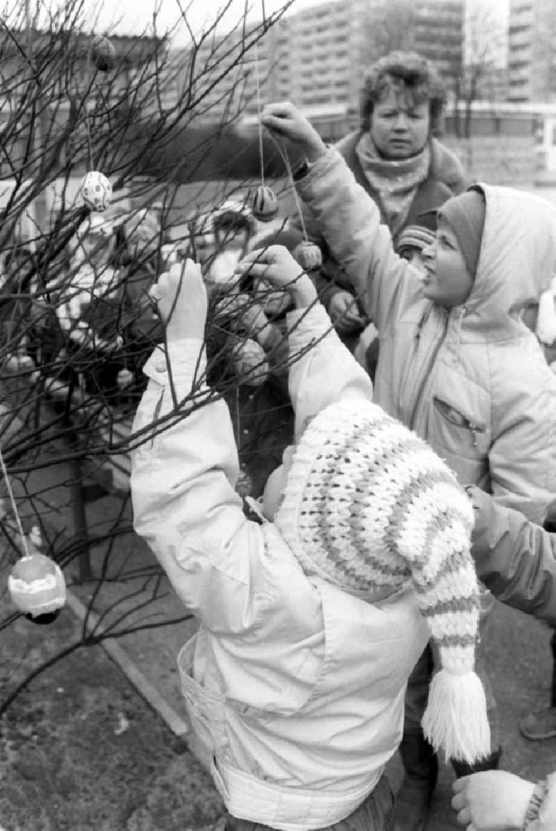 Die Kleinen aus dem Kindergarten in der Rudolf-Seiffert-Straße in Berlin-Lichtenberg schmücken einen Osterbaum mit selbst bemalten ausgeblasenen Eiern.