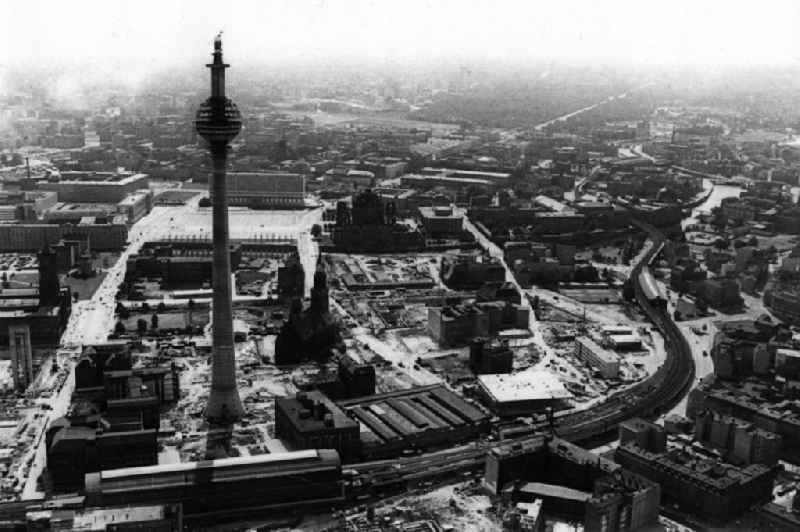 Blick auf die Großbaustelle Alexanderplatzu.a. mit dem Rohbau Berliner Fernsehturm in Berlin-Mitte.