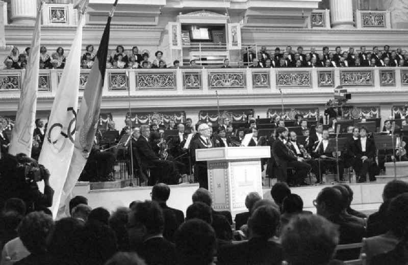 Der DDR-Staats- und Parteichef Erich Honecker (M) eröffnet im Schauspielhaus die 9