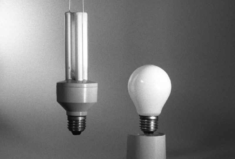 Eine neue (l.) Energiesparlampe und eine alte Glühlampe, beide 75 Watt stark und hergestellt im VEB / Volkseigener Betrieb NARVA.