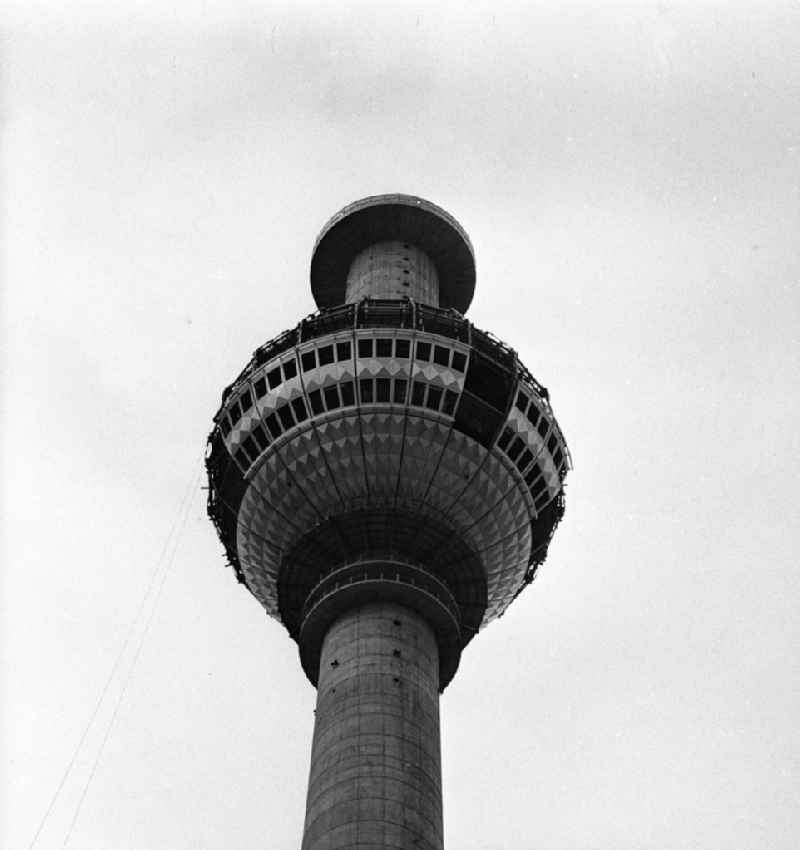 Blick von unten nach oben auf die halbfertige Kugel / Kuppel des Berliner Fernsehturm während der Erbauung.