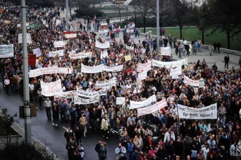 Legendäre Großdemonstration zur Reformation der DDR. Am 4. November kam es auf dem Berliner Alexanderplatz mit etwa einer Million Teilnehmern zur größten Demonstration in der Geschichte der DDR, dies wurde vom Fernsehen live übertragen. Am 7. November traten die Regierung und das Politbüro zurück.