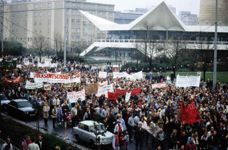 Legendäre Großdemonstration zur Reformation der DDR. Am 4. November kam es auf dem Berliner Alexanderplatz mit etwa einer Million Teilnehmern zur größten Demonstration in der Geschichte der DDR, dies wurde vom Fernsehen live übertragen. Am 7. November traten die Regierung und das Politbüro zurück.