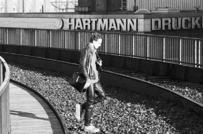 Fotograf am Ende der Oberbaumbrücke auf der Seite von West-Berlin Kreuzberg anlässlich der Öffnung vom Grenzübergang. Im Hintergrund Werbung / Werbeschild Hartmann Druckerei.