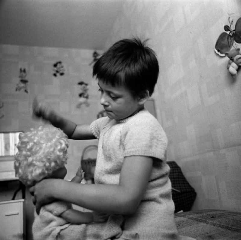 Zwei Tage im Leben einer alleinerziehenden Frau mit zwei Kindern in Ostberlin. Zwischen Privatem, Arbeit und Weiterbildung ( EDV Kurs ). Tochter / Mädchen spielt im Kinderzimmer mit Puppe.