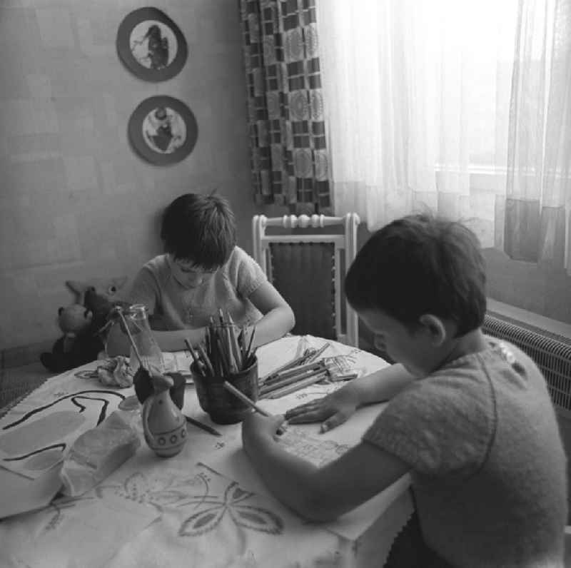 Zwei Tage im Leben einer alleinerziehenden Frau mit zwei Kindern in Ostberlin. Zwischen Privatem, Arbeit und Weiterbildung ( EDV Kurs ). Die Töchter / Mädchen sitzen am Tisch im Kinderzimmer und malen.