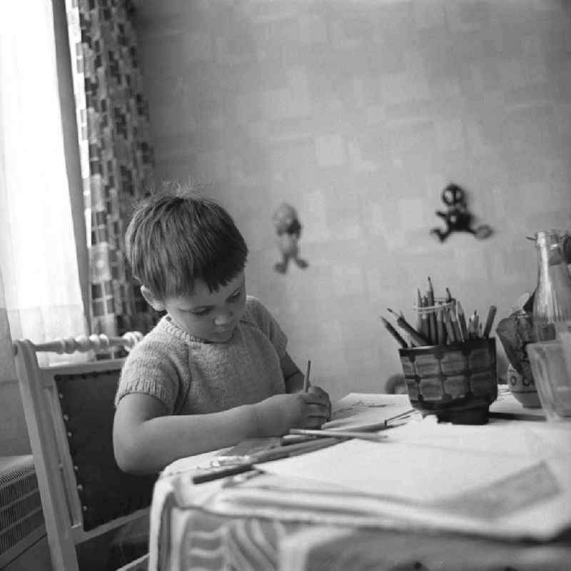 Zwei Tage im Leben einer alleinerziehenden Frau mit zwei Kindern in Ostberlin. Zwischen Privatem, Arbeit und Weiterbildung ( EDV Kurs ). Eine Tochter / Mädchen sitzt am Tisch im Kinderzimmer und malt.
